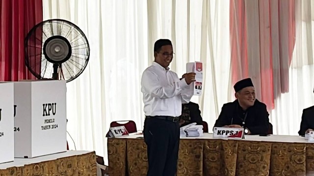 Capres nomor urut 01 Anies Baswedan bersama keluarga memberikan suara Pemilu 2024 di TPS 60, Lebak bulus, Jakarta, Rabu (14/2/2024). Foto: Haya Syahira/kumparan