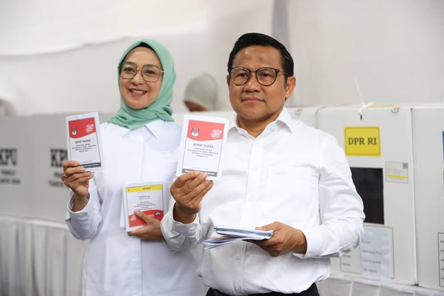 Cawapres nomor urut 01 Muhaimin Iskandar bersama keluarga memberikan suara Pemilu 2024 di TPS 023, Kemang, Jakarta Selatan, Rabu (14/2/2024). Foto: Iqbal Firdaus/kumparan