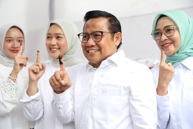 Cawapres nomor urut 01 Muhaimin Iskandar bersama keluarga memberikan suara Pemilu 2024 di TPS 023, Kemang, Jakarta Selatan, Rabu (14/2/2024).
 Foto: Iqbal Firdaus/kumparan