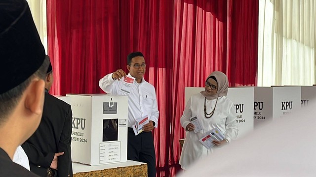 Capres nomor urut 01 Anies Baswedan bersama keluarga memberikan suara Pemilu 2024 di TPS 60, Lebak bulus, Jakarta, Rabu (14/2/2024). Foto: Haya Syahira/kumparan