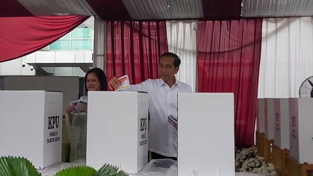 Presiden Joko Widodo bersama ibu Iriana Joko Widodo memberikan suara Pemilu 2024 di TPS 10, Jakarta, Rabu (14/2/2024). Foto: Nadia Riso/kumparan