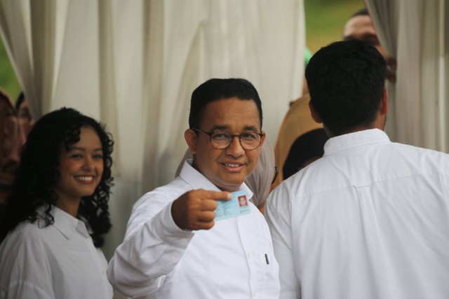 Capres nomor urt 01 Anies Baswedan bersama keluarga memberikan suara Pemilu 2024 di TPS 60, Lebak bulus, Jakarta, Rabu (14/2/2024). Foto: Aditia Noviansyah/kumparan