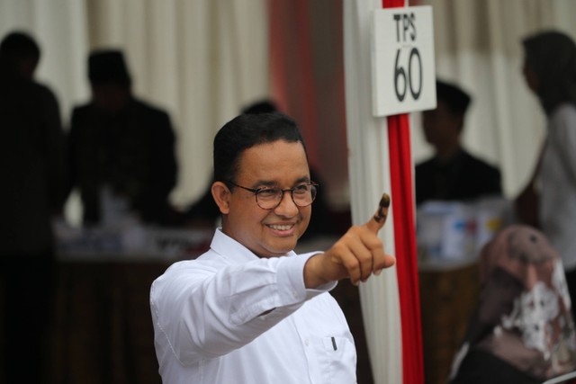Capres nomor urt 01 Anies Baswedan bersama keluarga memberikan suara Pemilu 2024 di TPS 60, Lebak bulus, Jakarta, Rabu (14/2/2024). Foto: Aditia Noviansyah/kumparan