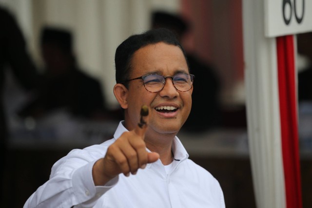 Capres nomor urut 01 Anies Baswedan bersama keluarga memberikan suara Pemilu 2024 di TPS 60, Lebak bulus, Jakarta, Rabu (14/2/2024). Foto: Aditia Noviansyah/kumparan