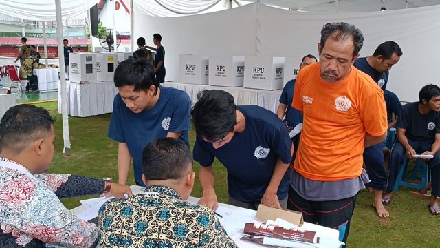 Suasana pencoblosan Pemilu 2024 di Lapas Narkotika Kelas IIA Cipinang, Jakarta Timur, Rabu (14/2/2024). Foto: Thomas Bosco/kumparan