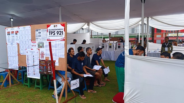 Suasana pencoblosan Pemilu 2024 di Lapas Narkotika Kelas IIA Cipinang, Jakarta Timur, Rabu (14/2/2024). Foto: Thomas Bosco/kumparan