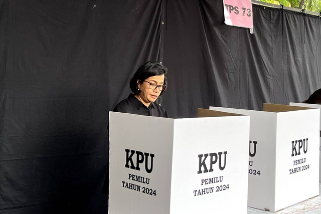 Menkeu Sri Mulyani memberikan suara Pemilu 2024 di TPS 073 Bintaro, Rabu (14/2/2024). Foto: Ghinaa Rahmatika/kumparan