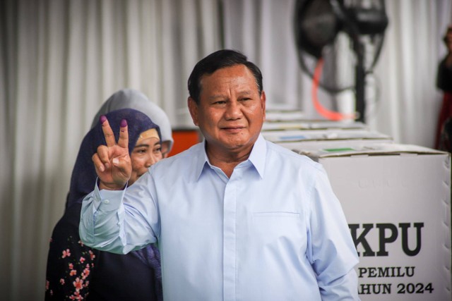 Capres nomor urut 02 Prabowo Subianto memberikan suara Pemilu 2024 di TPS 033 Bojong Koneng, Bogor, Rabu (14/2/2024). Foto: Jamal Ramadhan/kumparan