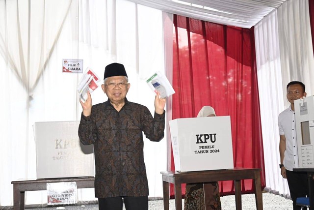 Wakil Presiden Ma'ruf Amin bersama Ibu Wury Ma'ruf Amin memberikan suara Pemilu 2024 di Cimanggis, Depok, Rabu (14/2/2024). Foto: BPMI Setwapres