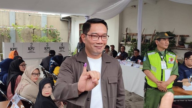 Ridwan Kamil bersama keluarga memberikan suara Pemilu 2024 di 045 Jalan Rancabentang, Kelurahan Ciumbuleuit, Kota Bandung, pada Rabu (14/2/2024). Foto: Rachmadi Rasyad/kumparan
