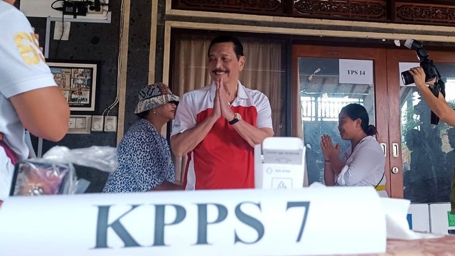 Menko Marves Luhut Binsar Pandjaitan saat nyoblos di TPS 14, Balai Banjar Pengayehan, Desa Cemagi, Kecamatan Mengwi, Kabupaten Badung, Bali, Rabu (14/2/2024). Foto: Denita BR Matondang/kumparan