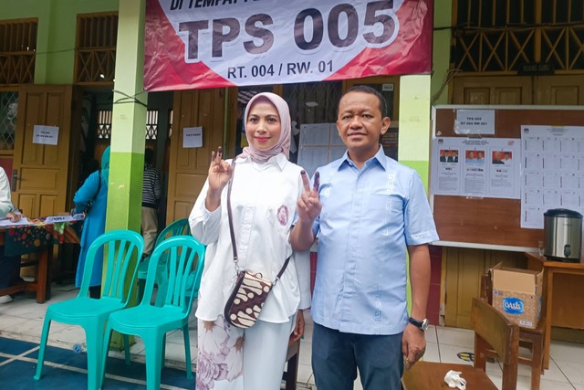 Menteri Investasi/Kepala BKPM Bahlil Lahadalia dengan keluarganya mencoblos di TPS 4 Duren Tiga, Kecamatan Pancoran Jakarta Selatan, Rabu (14/2/2023). Foto: Akbar Maulana/kumparan