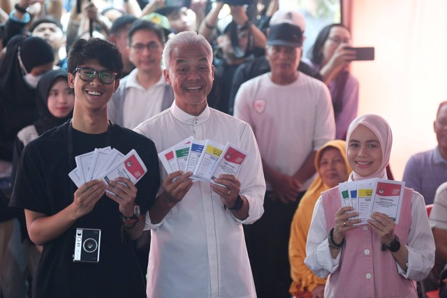 Ganjar dan keluarganya, di TPS, Rabu (14/2/2024). Foto: Akbar Nugroho Gumay/ANTARA FOTO