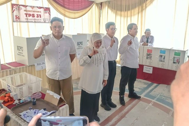 Dewan pengarah Tim Kampanye Nasional (TKN) sekaligus Jurkamnas Prabowo-Gibran, Khofifah Indar Parawansa bersama tiga anaknya nyoblos di TPS 31 Jalan Jemursari, Kelurahan Jemurwonosari, Kecamatan Wonocolo, Surabaya, Rabu (14/2/2024). Foto: Farusma Okta Verdian/kumparan