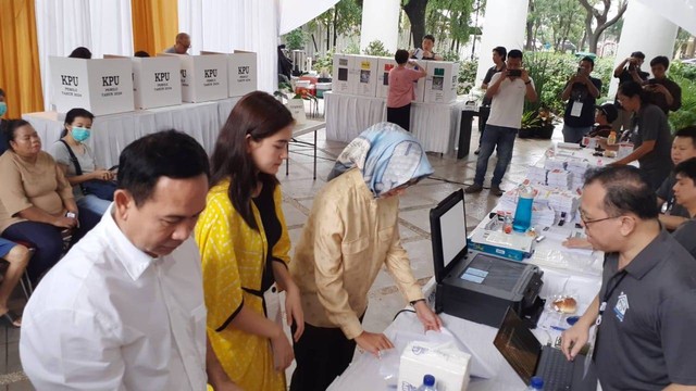 Mantan Wali Kota Tangerang Selatan Airin Rachmi Diany (kanan) bersama suaminya, Wawan. nyoblos di TPS 28 Perumahan Narada, Tangsel, Rabu (14/2/2024). Foto: kumparan