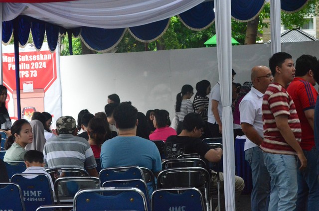 Para pmilih antri mendaftar untuk memilih di TPS 73 HarapanMulya Bekasi