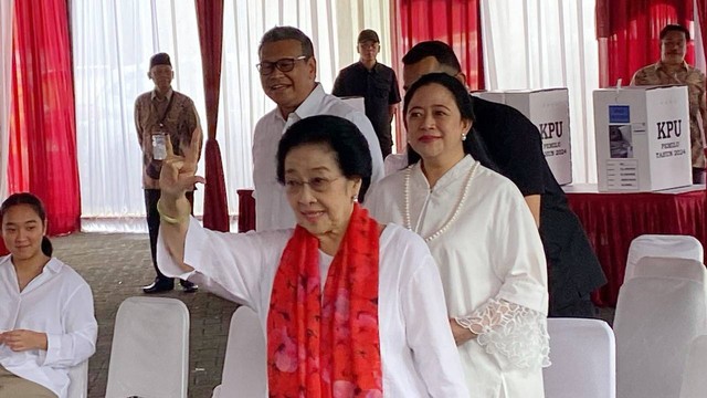 Ketum PDIP Megawati Soekarnoputri memberikan suara Pemilu 2024 di TPS 053 Kebagusan, Jakarta, Rabu (14/2/2024). Foto: Paulina Herasmaranindar/kumparan