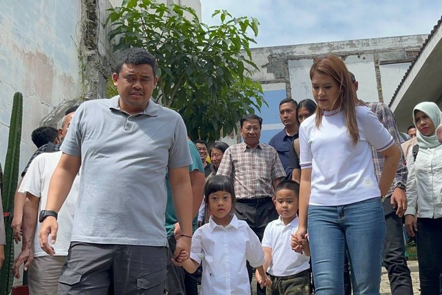 Wali Kota Medan Bobby Nasution dan istrinya Kahiyang Ayu mencoblos Pemilu 2024 di TPS 34, Kelurahan Asam Kumbang, Medan Selayang, pqda Rabu (14/2/2024). Foto: Tri Vosa/kumparan