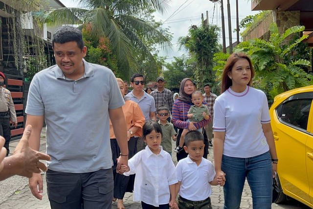 Wali Kota Medan Bobby Nasution dan istrinya Kahiyang Ayu mencoblos Pemilu 2024 di TPS 34, Kelurahan Asam Kumbang, Medan Selayang, pqda Rabu (14/2/2024). Foto: Tri Vosa/kumparan