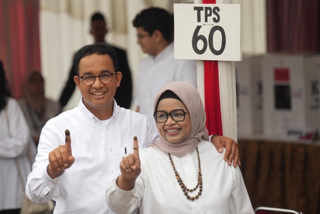 Capres nomor urt 01 Anies Baswedan bersama keluarga memberikan suara Pemilu 2024 di TPS 60, Lebak bulus, Jakarta, Rabu (14/2/2024). Foto: Dok. Istimewa