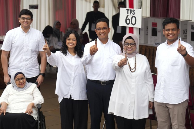 Capres nomor urt 01 Anies Baswedan bersama keluarga memberikan suara Pemilu 2024 di TPS 60, Lebak bulus, Jakarta, Rabu (14/2/2024). Foto: Dok. Istimewa