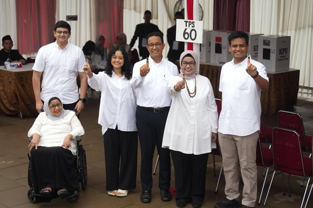Capres nomor urt 01 Anies Baswedan bersama keluarga memberikan suara Pemilu 2024 di TPS 60, Lebak bulus, Jakarta, Rabu (14/2/2024). Foto: Dok. Istimewa