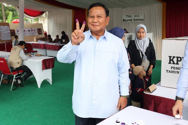 Capres nomor urut 02 Prabowo Subianto memberikan suara Pemilu 2024 di TPS 033 Bojong Koneng, Bogor, Rabu (14/2/2024). Foto: Dok. Istimewa