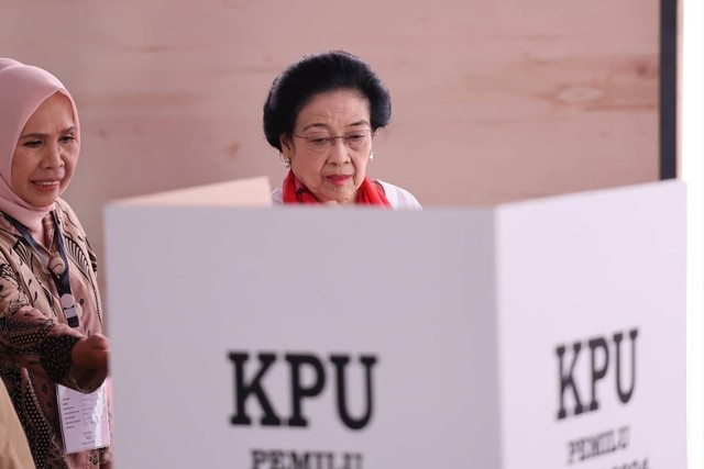Ketum PDIP Megawati Soekarnoputri memberikan suara Pemilu 2024 di TPS 053 Kebagusan, Jakarta, Rabu (14/2/2024). Foto: Dok. PDIP