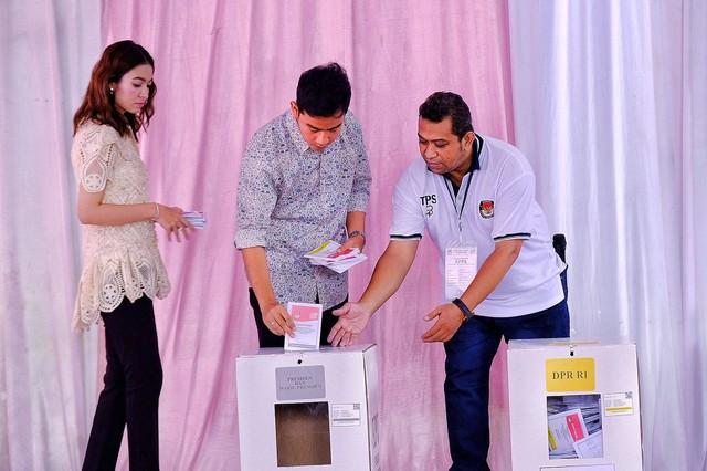 Cawapres 02 Gibran Rakabuming Raka dan istrinya, Selvi Ananda, menggunakan hak pilihnya di TPS 34, Kelurahan Manahan, Kecamatan Banjarsari Kota Solo, pada Rabu (14/2/2024). Foto: Dok. Istimewa