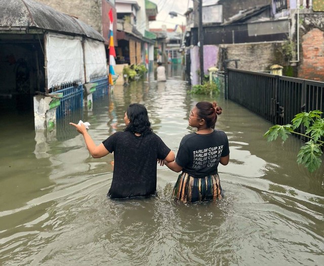 Warga di Larangan, Kota Tangerang, Banten, rela menerobos banjir demi ikut Pemilu. dok Istimewa