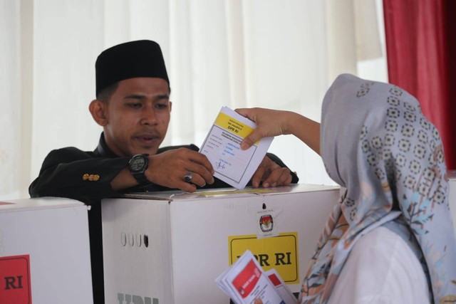 Warga menggunakan hak suaranya pada Pemilu 2024 di TPS 60, Lebak bulus, Jakarta, Rabu (14/2/2024). Foto: Aditia Noviansyah/kumparan