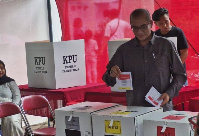 Ketua KPU RI Hasyim Asy'ari mencoblos di di TPS 31 Kelurahan Pedurungan Kidul, Kota Semarang, Jawa Tengah, Rabu (14/2/2024). Foto: Intan Alliva Khansa/kumparan