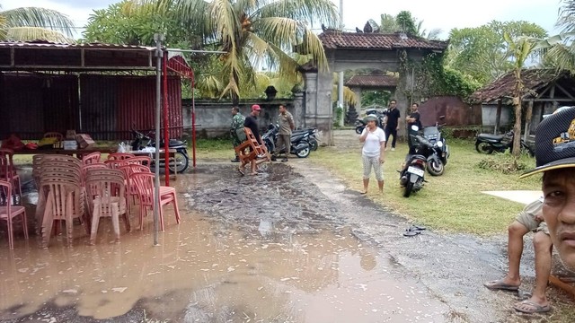 TPS 12 Desa Ekasari, Kecamatan Melaya, Kabupaten Jembrana yang berlokasi di lapangan volly. Foto:  BPBD Bali