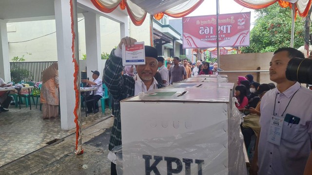 Presiden Partai Keadilan Sejahtera (PKS), Ahmad Syaikhu memberikan suaranya di Pemilu 2024.  Foto: Dok. Istimewa