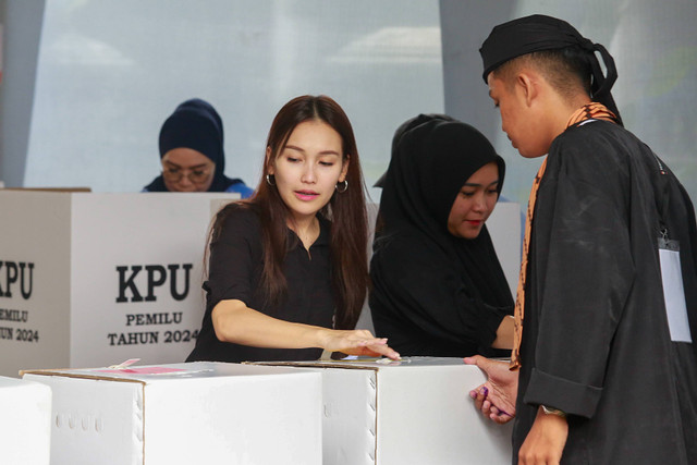 Artis Ayu Ting Ting bersama keluarga saat mencoblos di kawasan Depok, Jawa Barat, Rabu (14/2/2024). Foto: Dok. Agus Apriyanto