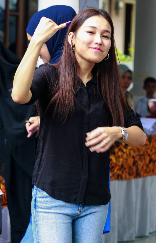 Artis Ayu Ting Ting saat mencoblos di kawasan Depok, Jawa Barat, Rabu (14/2/2024). Foto: Dok. Agus Apriyanto