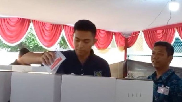 Mario Dandy tampak memasukkan surat suara saat pemungutan suara Pemilu 2024 di Lapas Kelas IIA Salemba, Jakarta Pusat, Rabu (14/2/2024). Foto: Lifia Mawaddah Putri/Antara