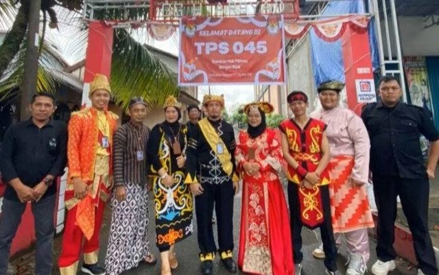 Petugas KPPS di TPS 045 Pontianak mengenakan pakaian adat multietnis. Foto: Foto: Instagram/@vdapriani