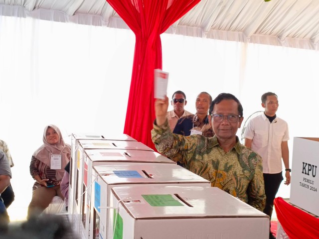 Calon wakil presiden (Cawapres) nomor urut 3, Mahfud MD, usai mencoblos di TPS 106, Depok, Maguwoharjo, Sleman. Foto: istimewa