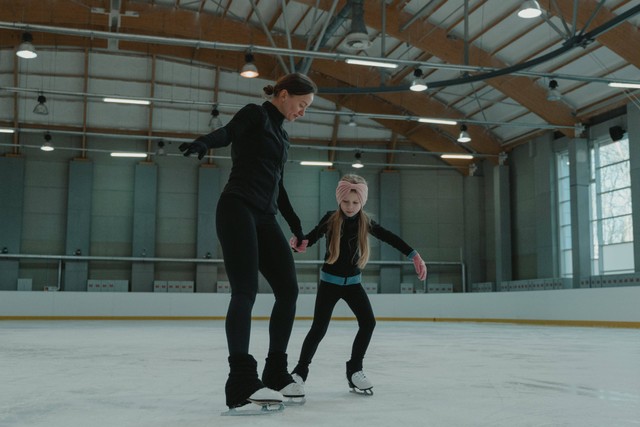 Tempat Ice Skating di Jakarta dan Sekitarnya. Foto hanya sebagai ilustrasi, bukan tempat sebenarnya. Sumber: Pexels/Tima Miroshnichenko.