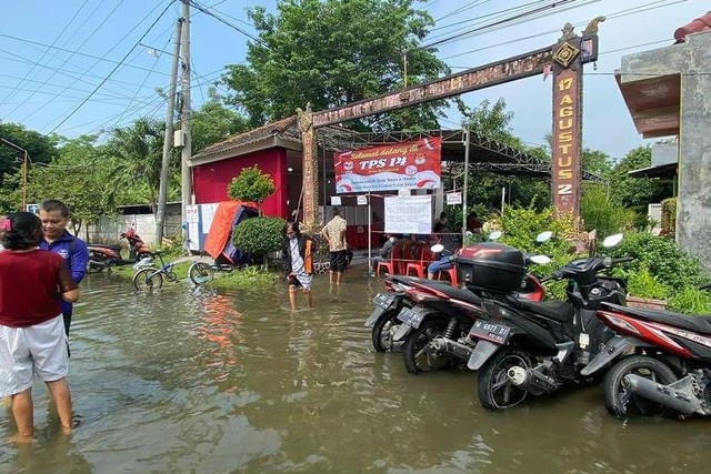 Tempat Pemungutan Suara (TPS) di Desa Bringkang, Kecamatan Menganti, Kabupaten Gresik terendam banjir hari ini, Rabu (14/2/2024). Foto: Dok. Istimewa