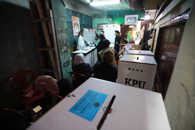 Sejumlah petugas KPPS menghitung surat suara pemilu 2024 di kawasan Kebon Melati, Tanah Abang, Jakarta, Rabu (14/2/2024). Foto: Aditia Noviansyah/kumparan
