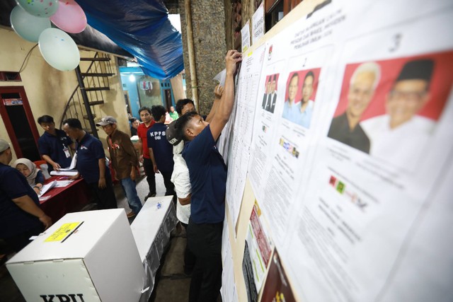 Sejumlah petugas KPPS menghitung surat suara pemilu 2024 di kawasan Kebon Melati, Tanah Abang, Jakarta, Rabu (14/2/2024). Foto: Aditia Noviansyah/kumparan