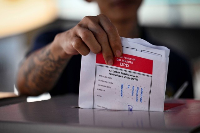 Seorang warga binaan memasukan surat suara Pemilu 2024 kedalam kotak suara di TPS khusus Lapas Salemba, Jakarta, Rabu (14/2/2024). Foto: Erlangga Bregas Prakoso/ANTARA FOTO