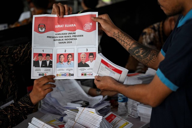 Petugas menunjukkan surat suara presiden dan wakil presiden kepada warga binaan mengantre untuk mencoblos di TPS khusus Lapas Salemba, Jakarta, Rabu (14/2/2024). Foto: Erlangga Bregas Prakoso/ANTARA FOTO