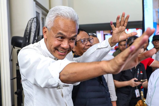 Capres-Cawapres nomor urut 03 Ganjar Pranowo dan Mahfud MD usai memberikan keterangan pers di Rumah Pemenangan TPN, Jakarta, Rabu (14/2/2024). Foto: Iqbal Firdaus/kumparan