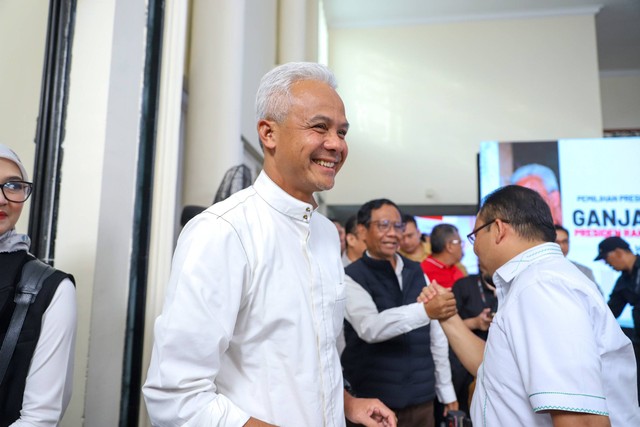 Capres-Cawapres nomor urut 03 Ganjar Pranowo dan Mahfud MD usai memberikan keterangan pers di Rumah Pemenangan TPN, Jakarta, Rabu (14/2/2024). Foto: Iqbal Firdaus/kumparan