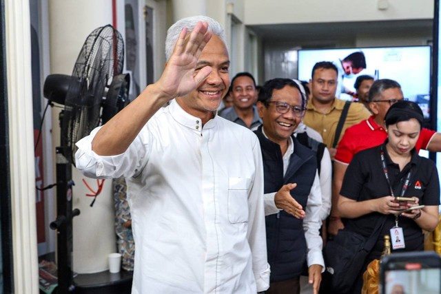 Capres-Cawapres nomor urut 03 Ganjar Pranowo dan Mahfud MD usai memberikan keterangan pers di Rumah Pemenangan TPN, Jakarta, Rabu (14/2/2024). Foto: Iqbal Firdaus/kumparan