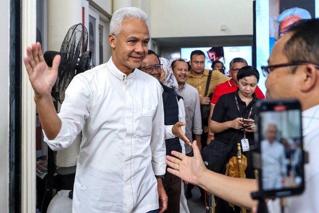 Capres nomor urut 03 Ganjar Pranowo usai memberikan keterangan pers di Rumah Pemenangan TPN, Jakarta, Rabu (14/2/2024). Foto: Iqbal Firdaus/kumparan