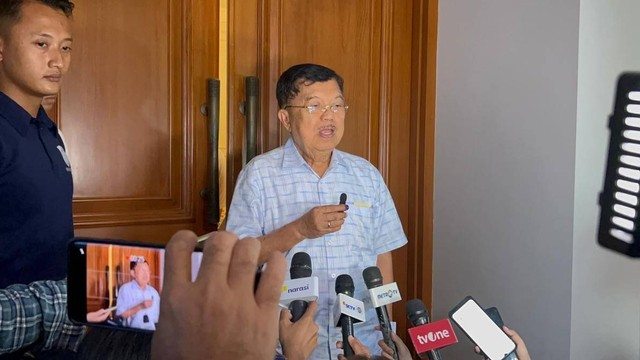 Wakil Presiden RI ke-10 dan 12, Jusuf Kalla, saat diwawancarai wartawan di kediamannya di Brawijaya, Jakarta Selatan, Rabu (14/2/2024). Foto: Fadlan Nuril Fahmi/kumparan